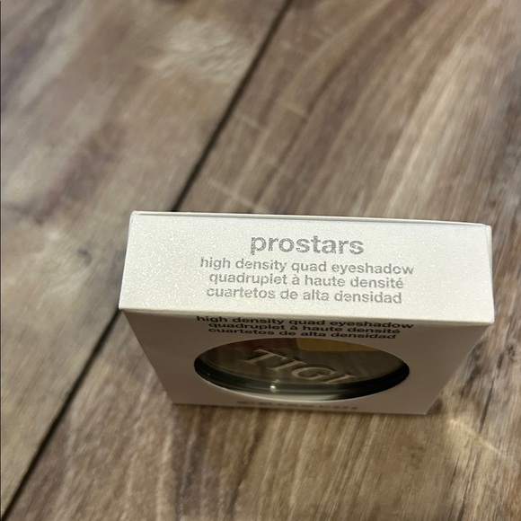 NEW! TIGI High Density Quad Eyeshadow in Prostars - Picture 4 of 6